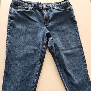 Venus - Ladies CAPRI Jeans (Size 18)